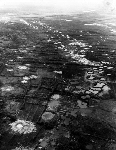 Những hố bom sâu hoắm ken dày trên mặt đất do B-52 rải thảm trong Chiến dịch "Hà Nội-Điện Biên Phủ trên không"